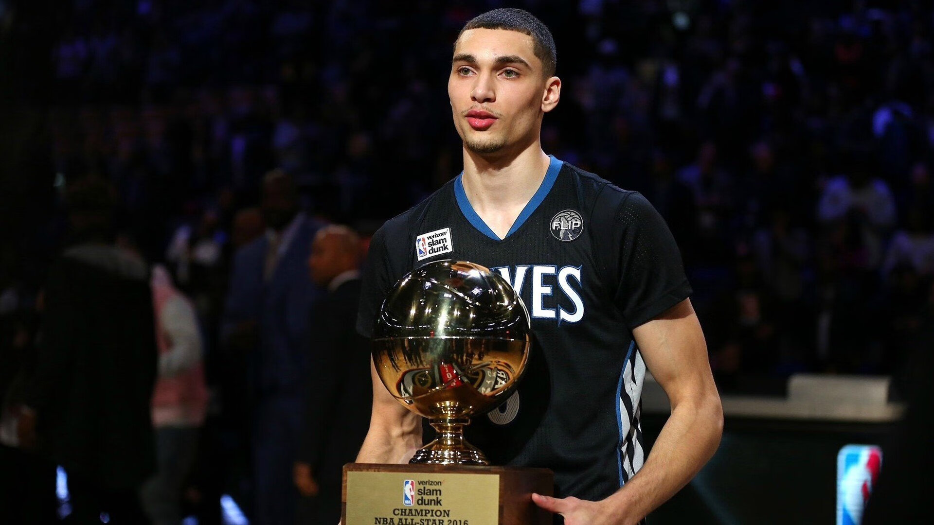 Faker重返赛场，反败为胜首场状态出色，公牛观众沸腾！